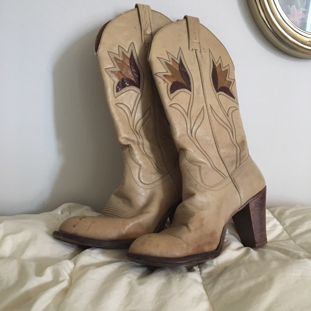 Vintage cowboys boots white ivory heeled